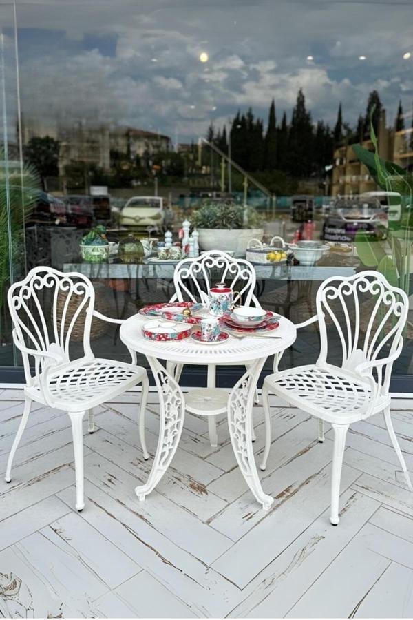 Ceritti Ferforje Görünümlü Masa Ve Sandalye, Dış Mekanda Kullanılabilir 3 Kişilik Plastik Beyaz Masa Takımı - Image 1