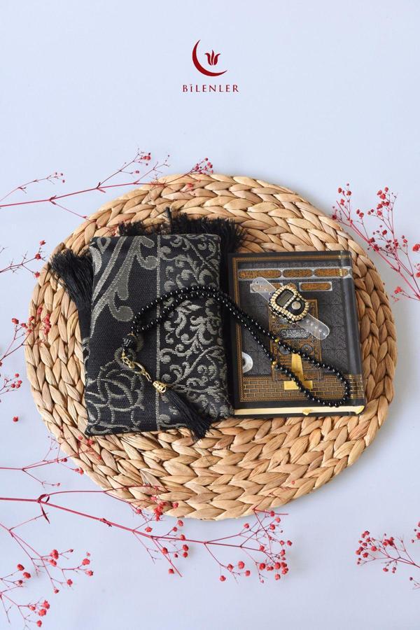 Kabe Desenli Kuranı Kerim-Seccade-Zikirmatik- Tesbih Hac & Umre Hediyelik Seti – Siyah - Image 1