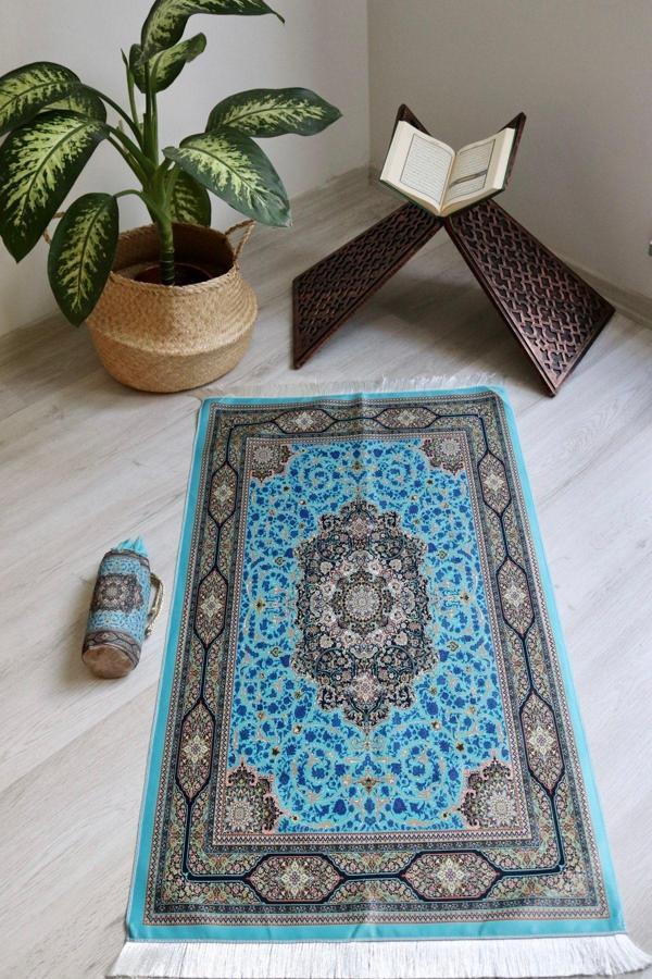 Pratik Ve Taşınabilir Ipek Dokulu Keseli Seccade Mavi Renkli S10018 - Image 1