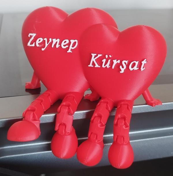 Ayaklı Çift Kalp (İsim Baskılı) | Kişiye Özel Tasarım | Dekoratif | Hediyelik | 3D Baskı | Dayanıklı PLA Hammadde | Sevgiliye / Eşe Hediye - Image 1