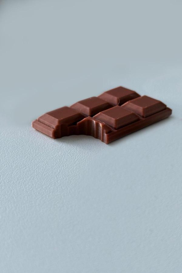 Alvina Atölye Dekoratif Isırılmış Çikolata Figürü Anahtarlık - Bioplastik - Image 1