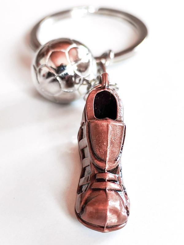 Futbol Topu ve Spor Ayakkabı Metal anahtarlık - Image 1