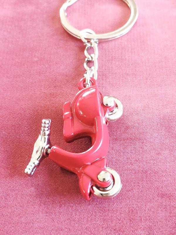 Oynar Gidonlu Kırmızı Skooter Metal Anahtarlık - Image 1