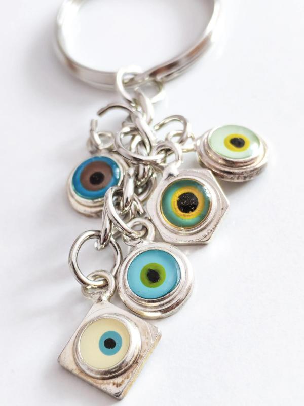Zincirli Farklı Renklerde Küçük Cam Gözlerden Oluşan Metal Anahtarlık - Image 1