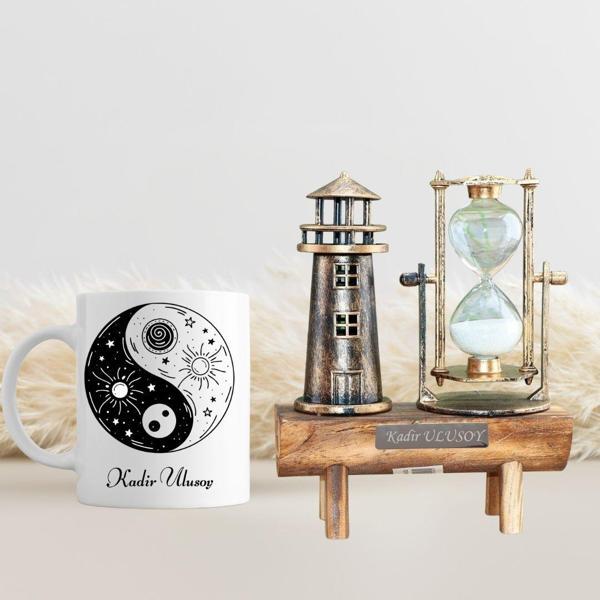 Kişiye Özel Hediyelik Yin Yang Kupa & Deniz Feneri Kum Saati Seti - Image 1