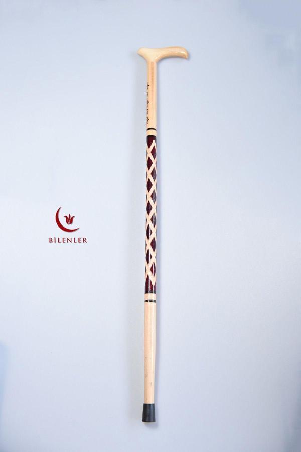 Ahşap İşçilikli Yürüme Bastonu – Zarif ve Dayanıklı (Oyması Kahverengi) - Image 1