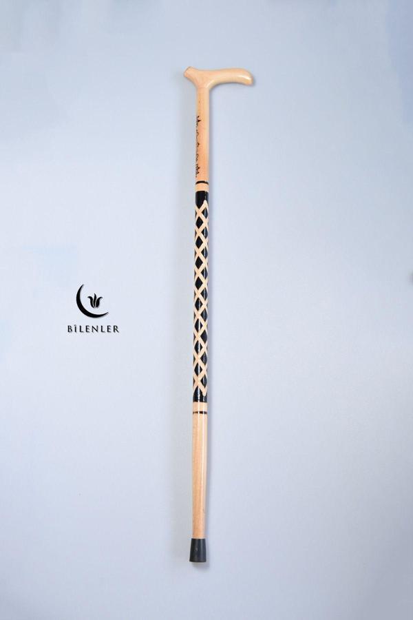 Ahşap İşçilikli Yürüme Bastonu – Zarif ve Dayanıklı (Oyması Siyah) - Image 1