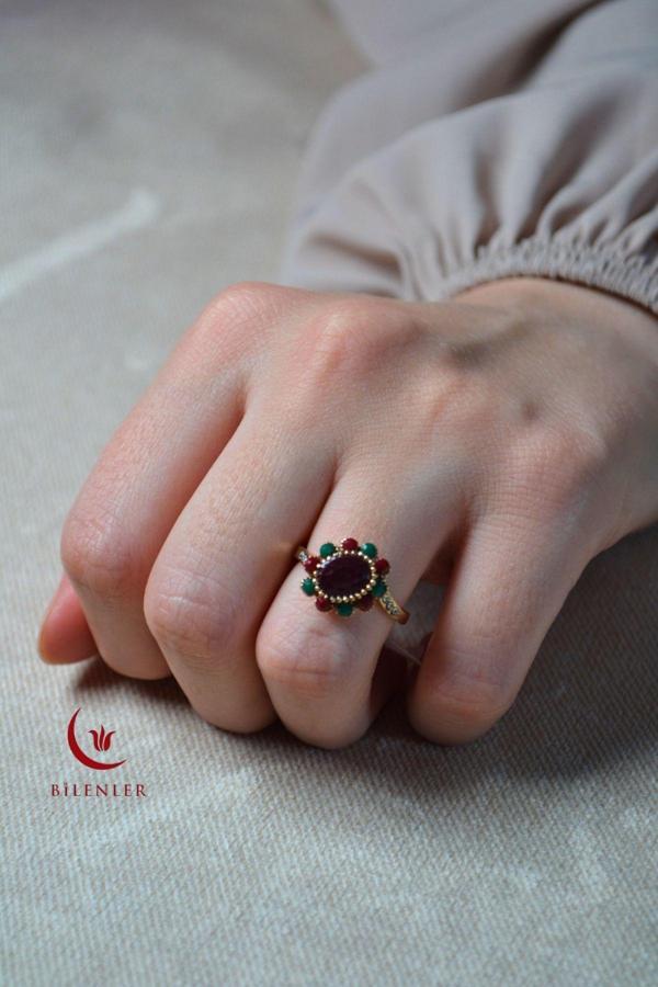 Kadın Renkli Taşlı Metal Yüzük Uzun Ömürlü,Şık Tasarım (24’lü kutu) - Image 1