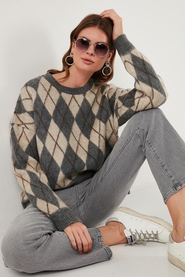 Lela Oversize Fit Bisiklet Yaka Baklava Desenli Yumuşak Dokulu Bayan Kazak 4616223 GRİ - Image 1