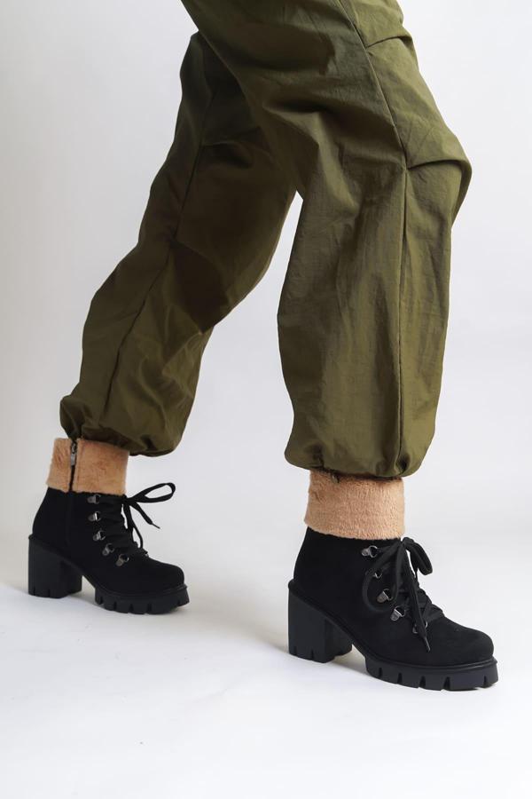 EMMA Bağcıklı Fermuarlı Ortopedik Taban Topuklu Kürk Detaylı Süet Kadın Bot SST - Siyah - Image 1