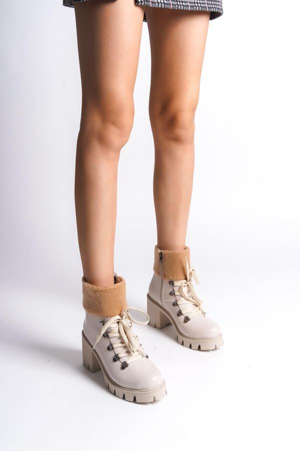 EMMA Bağcıklı Fermuarlı Ortopedik Taban Topuklu Kürk DetaylıKadın Bot CKT - Krem - Image 1