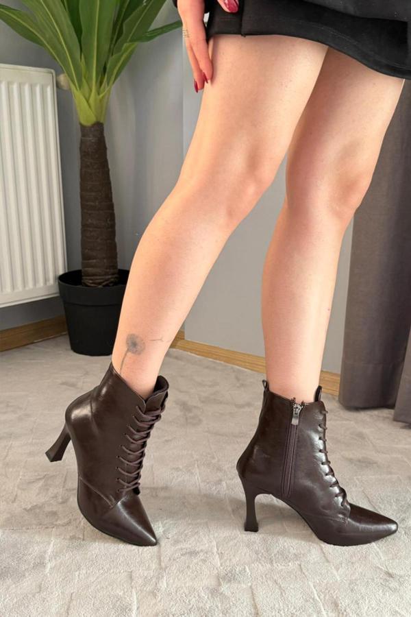 Kadın Leila Kahverengi Rugan 9 cm İnce Topuklu Bağcık Detaylı Fermuarlı Bot - Image 1