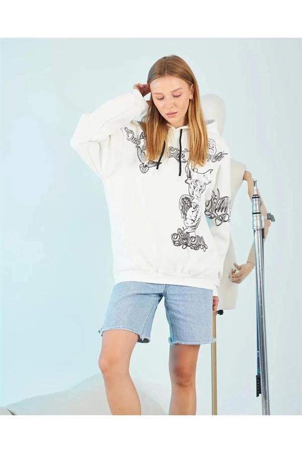 Kadın Kapüşonlu Üç İplik Sweatshirt – Beyaz Strong Heykel Baskılı, Rahat Kalıp, Kanguru Cepli Modern - Image 1