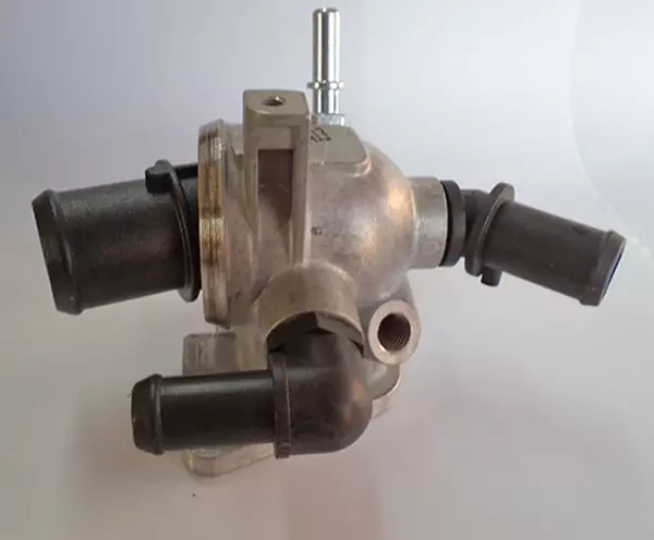 TERMOSTAT KOMPLE 88 C DOBLO-FIORINO-LINEA-PUNTO-CORSA D-ASTRA H-COMBO 1.3JTD-CDTİ MÜŞÜRSÜZ 55194271 55202373 1338020 55224022 - Image 1