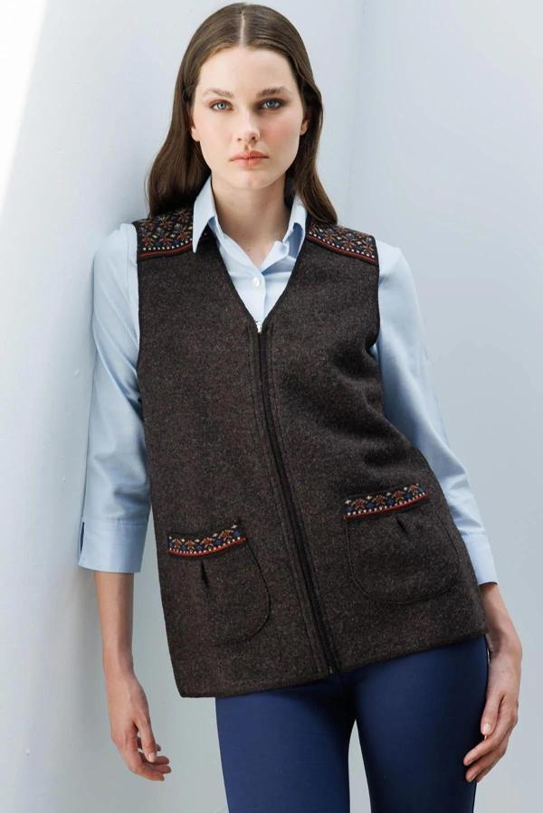 Desen Triko Kadın V Yaka Önü Keçe Fermuarlı Kısa Yün Yelek 25017 Koyu Kahve - Image 1