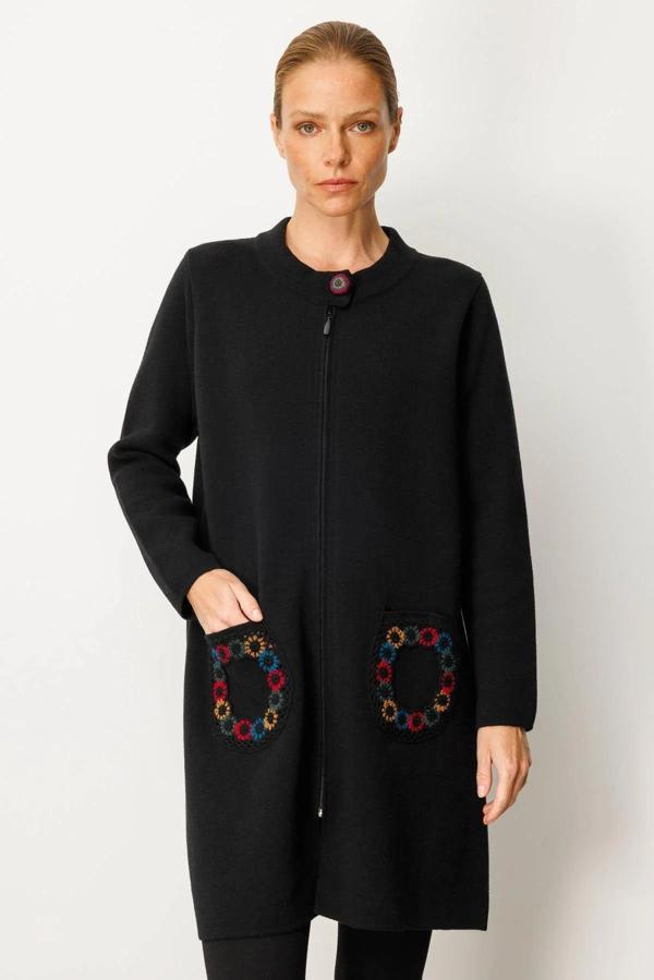 Desen Triko Kadın Dik Yaka Cebi Tığlamalı Uzun Yün Kaban 25023 Siyah - Image 1