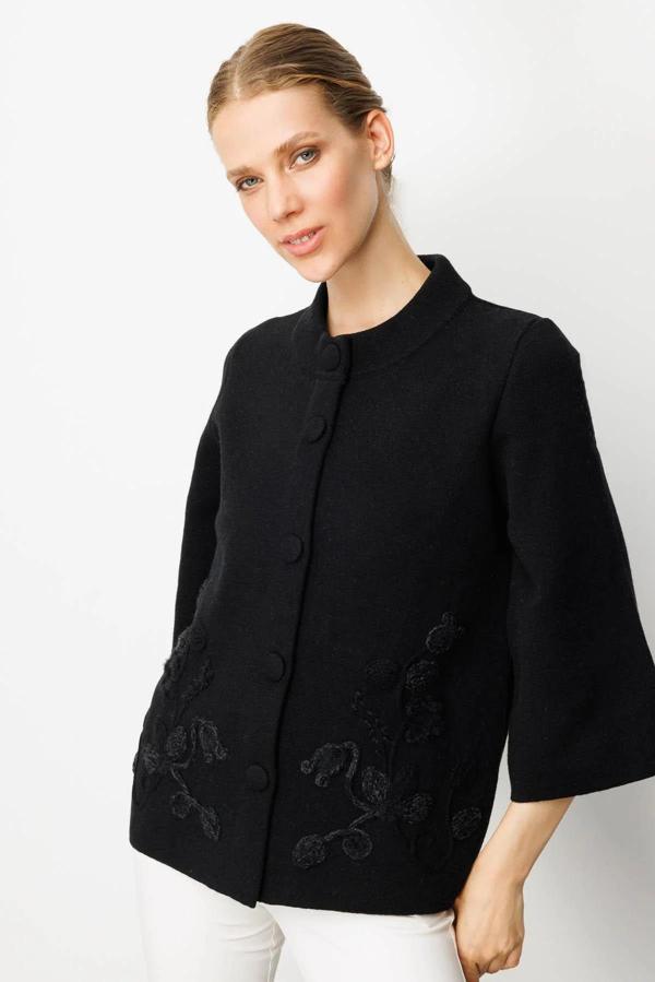 Desen Triko Kadın Dik Yaka Çiçek Desenli Kısa Yün Ceket 25015 Siyah - Image 1