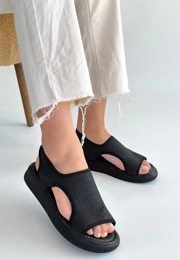 Wayi Siyah Hasır Cilt Sandalet - Image 1