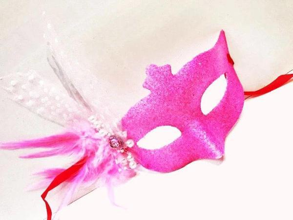 Parti Aksesuar Sim İşlemeli İnci Boncuk Detaylı Tüylü Balo Maskesi Pembe Renk 13x18 cm - Image 1