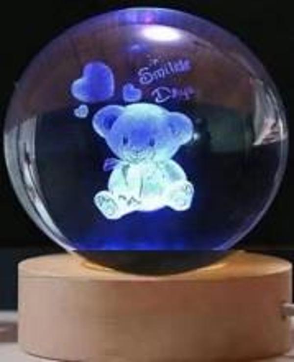 Dekoratif Ayıcık Tasarımlı Ahşap altlıklı Işıklı Cam Küre Büyük Boy Cam:8cm Ahşap:2cm - Image 1