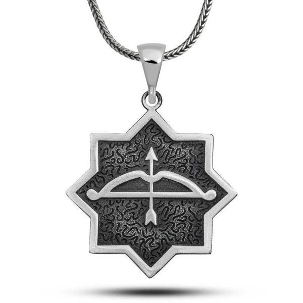 ​Gümüş Ok Yay İşlemeli Sekizgen Tasarım Kolye - Image 1