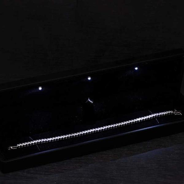 Gümüş Işıklı Kutulu 4 mm Beyaz Taşlı Su Yolu Kadın Bileklik - Image 1