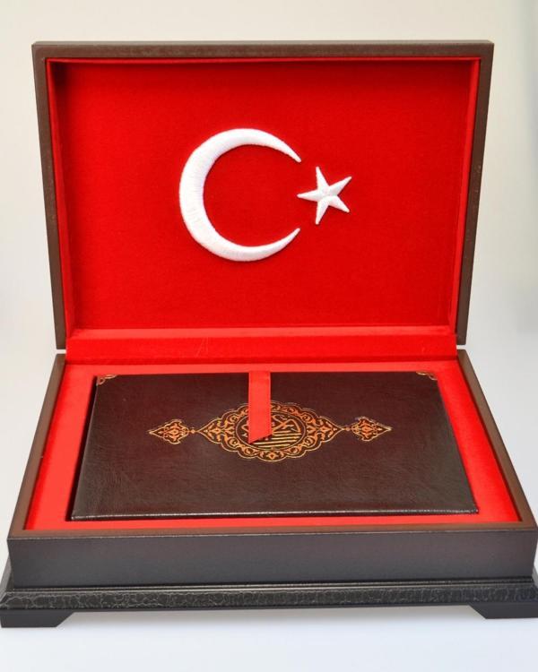 Ahşap Kutulu Nakış İşlemeli Türk Bayraklı Kuran-ı Kerim Seti (Orta Boy) - Image 1