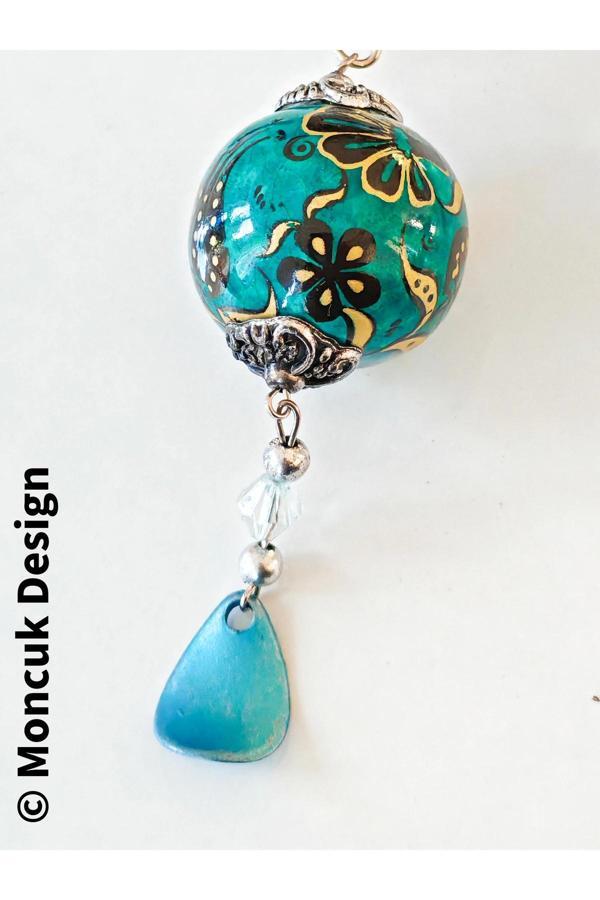 Yeşil Sıcak Hava Balonu Şeklinde Üzeri Çiçek Desenli Uç Kısmı Zincir Süslemeli Anahtarlık - Image 1