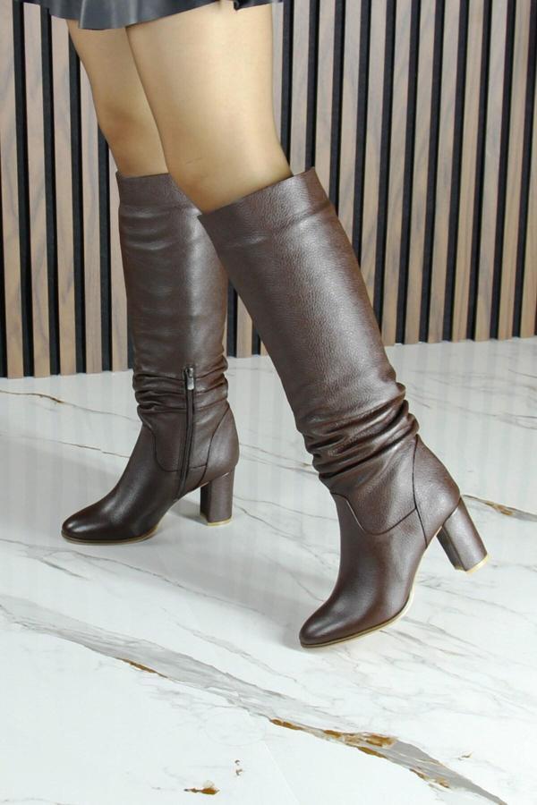 Kahverengi Hakiki Dana Derisi Büzgülü Fermuarlı Yuvarlak Burun Kalın Topuklu Çizme - Image 1