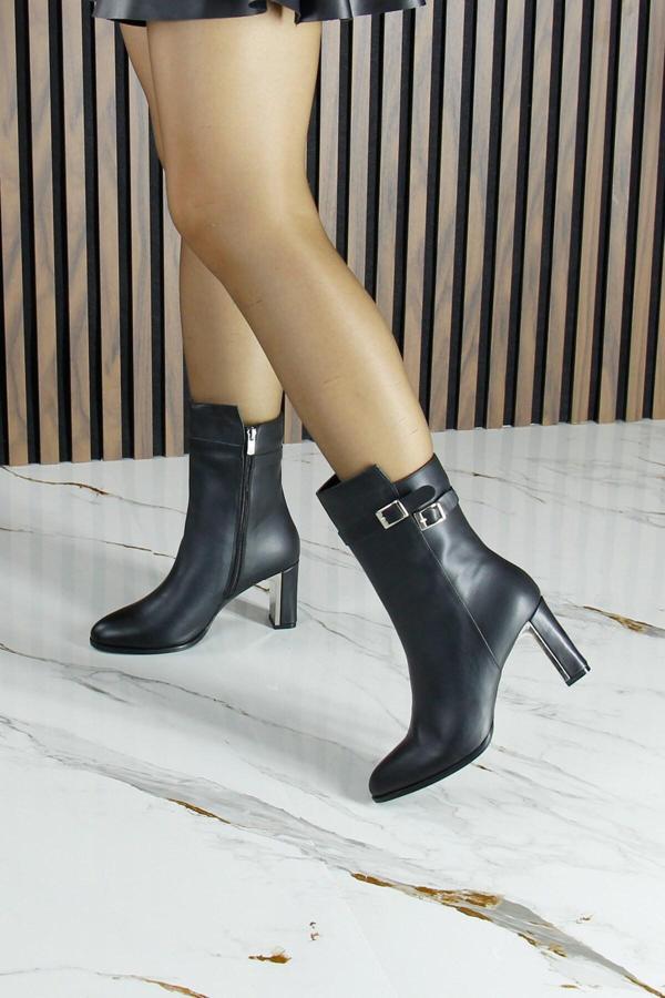 Siyah Hakiki Dana Derisi Tokalı Fermuarlı Sivri Burun Kalın Topuklu Günlük Yarım Çizme - Image 1