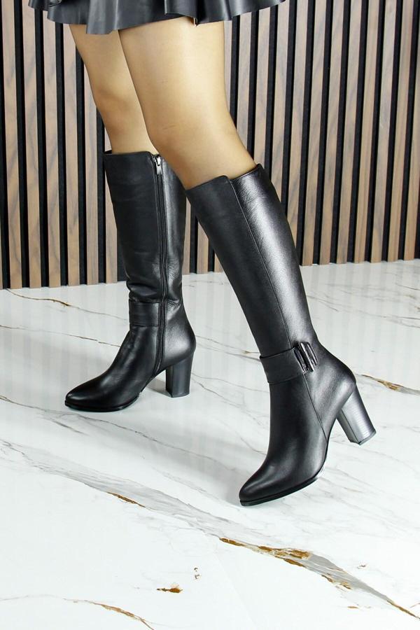 Siyah Hakiki Dana Derisi Tokalı Fermuarlı Sivri Burun Kalın Topuklu Çizme - Image 1