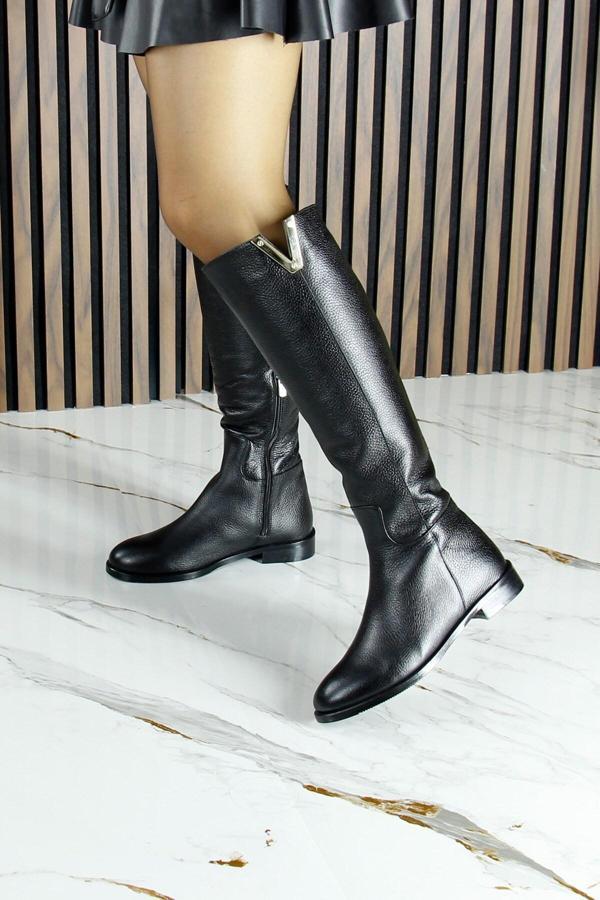 Siyah Hakiki Dana Derisi Metal Aksesuarlı Fermuarlı Yuvarlak Burun Kalın Topuklu Çizme - Image 1