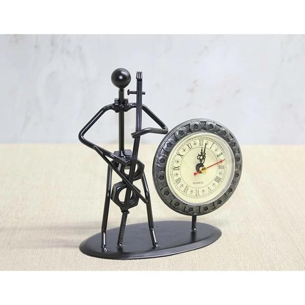 Metal Saatli Keman Çalan Müzisyen - Image 1