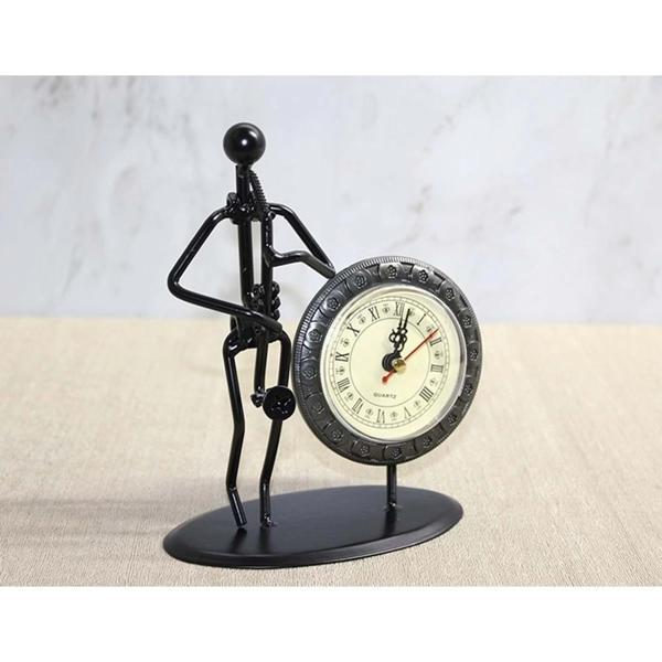 Metal Saatli Saksafon Çalan Müzisyen - Image 1