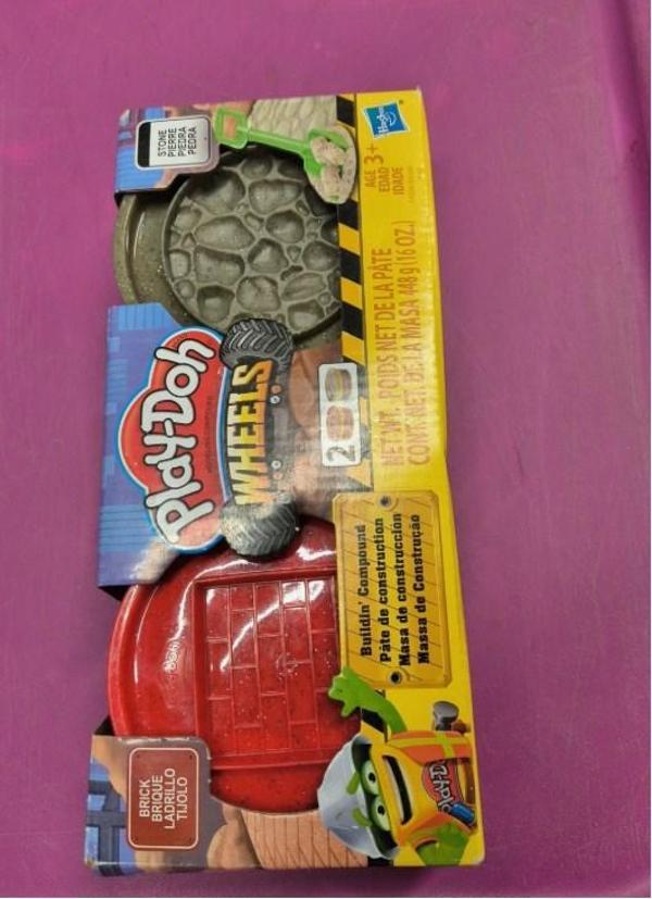 Play-Doh Tekerlekleri Tuğla ve Taş Yapı Malzemesi 8 Oz Kutular (Kırmızı ve Gri) - Image 1