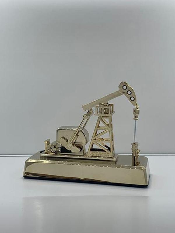 MASA ÜSTÜ PLAKET PETROL POMPASI HAREKETLİ ALTIN KAPLAMA ABS 26X22X9CM 2 ADET KALEM PİLLE ÇALIŞIR MAKET - Image 1