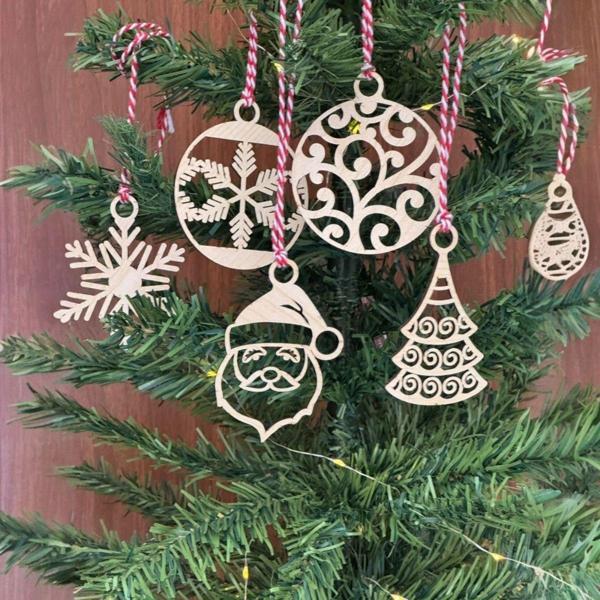 BUFFER® 6 Parça Kırmızı Beyaz İpli Noel Babalı ve Kar Tanesi Model Ahşap Yılbaşı Ağaç Süsü - Image 1