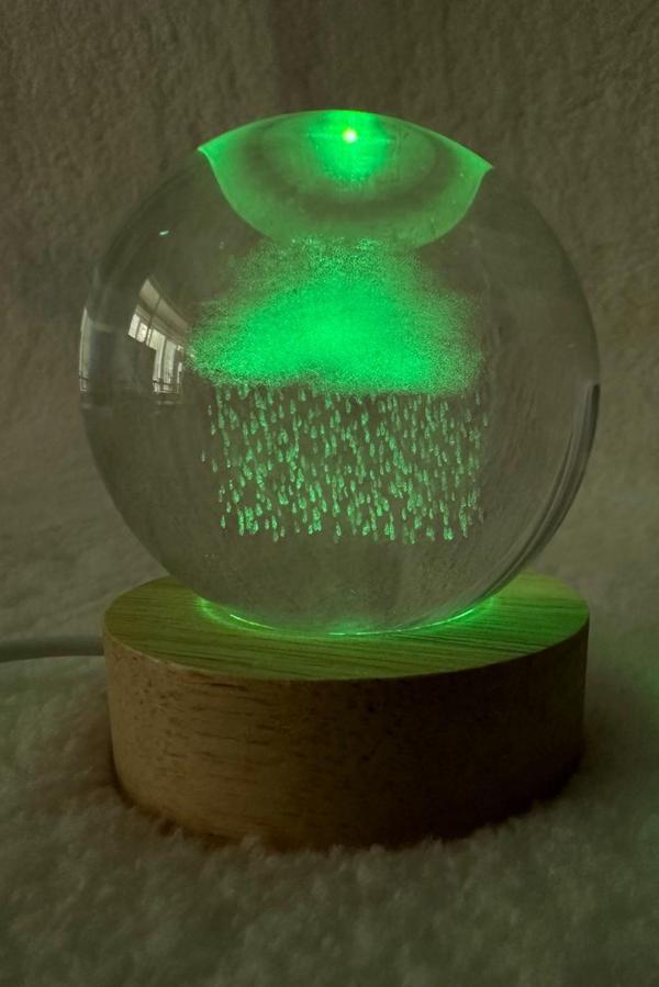 Uretti - Okay 5711 1205 Işıklı Ahşap Kare Kaideli Yağmur Bulut Temalı Cam Küre / 6 Cm - Image 1