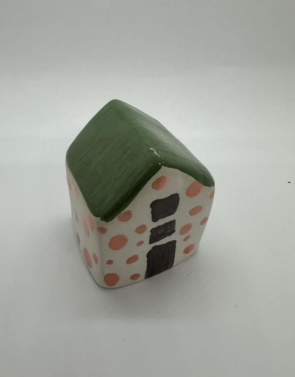 EV DEKORATİF 2.BOY YEŞİL ÇATI, PEMBE BENEKLİ - Image 1