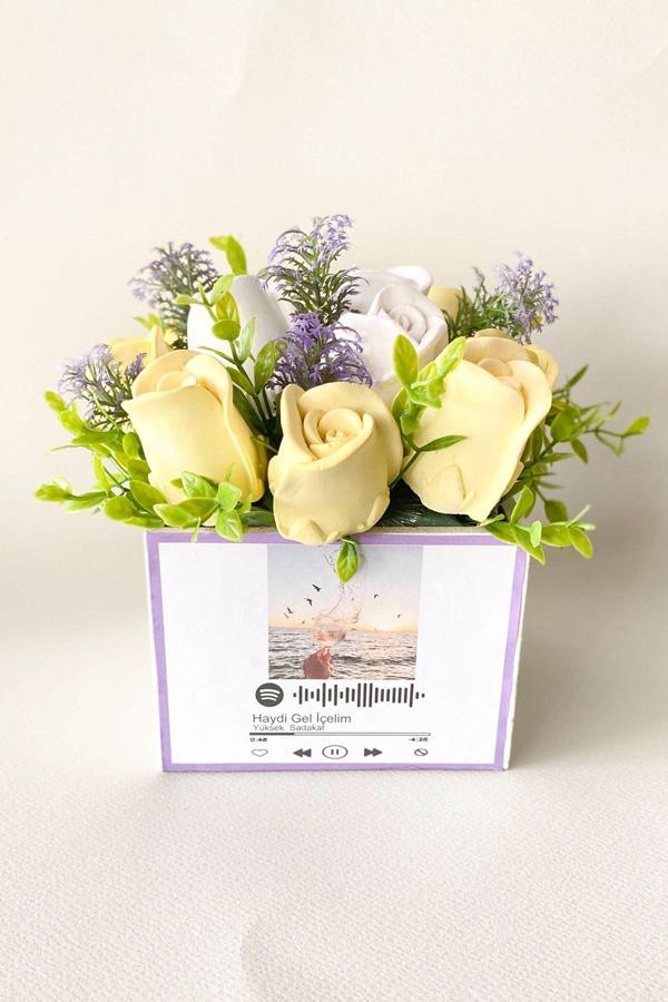Gia Design Spotıfy Barkodlu Resimli Kişiye Özel Sarı Güller Kokulu Taş Aranjmanı - Image 1