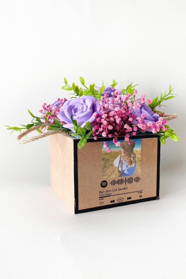 Gia Design Spotıfy Barkodlu Resimli Kişiye Özel Mor Güller Kokulu Taş Aranjmanı - Image 1