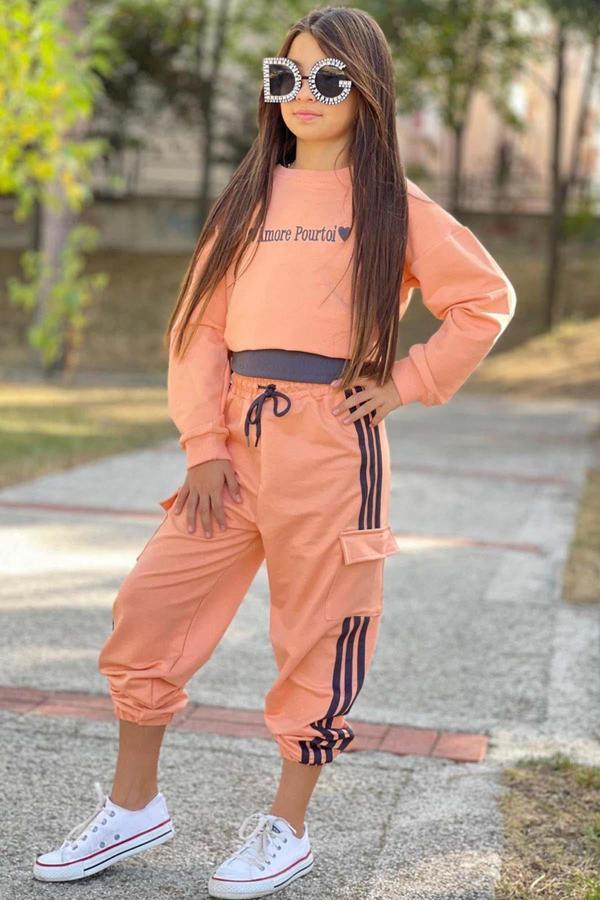 Kız Çocuk Yazı Detaylı Crop Kaşkorse Kolsuz Badi Şerit Detaylı Kargo Cepli Alt Somon Eşofman Takım - Image 1