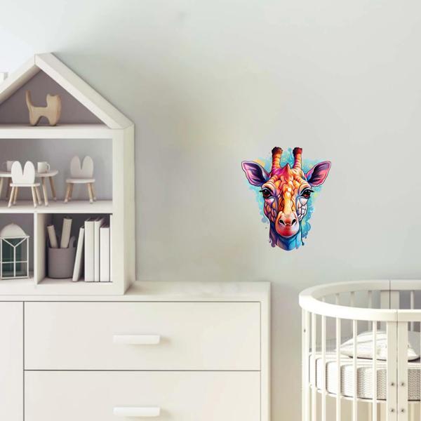 Pembe ve Mavi Tonlarında Detaylı Zürafa Kafası Duvar Sticker'ı - Image 1
