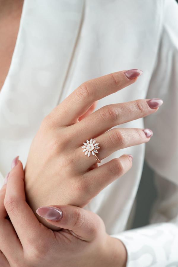 925 Ayar Gümüş Ayarlanabilir Rose Kaplama Mekik Taşlı Manolya Çiçeği Yüzük - Image 1