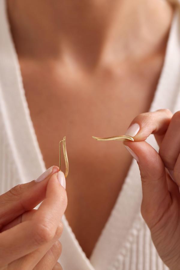 925 Ayar Gümüş Gold Kaplama Dalgalı Çubuk Model Küpe - Image 1