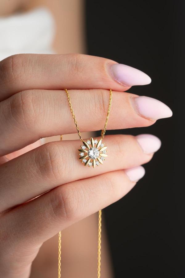 925 Ayar Gümüş Gold Kaplama Işıltılı Tektaş Güneş Kolye - Image 1