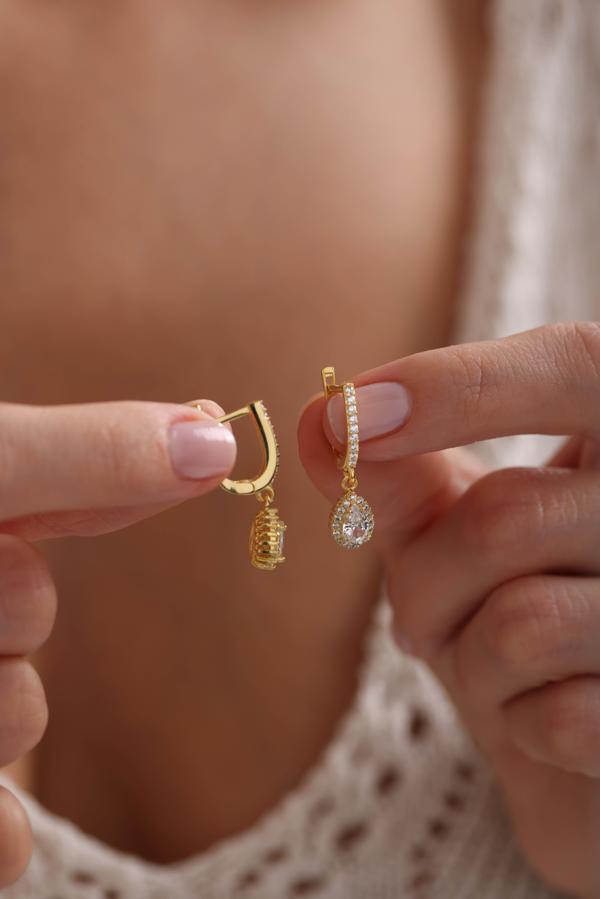 925 Ayar Gümüş Gold Kaplama Sallantılı U Model Beyaz Damla Taşlı Küpe - Image 1