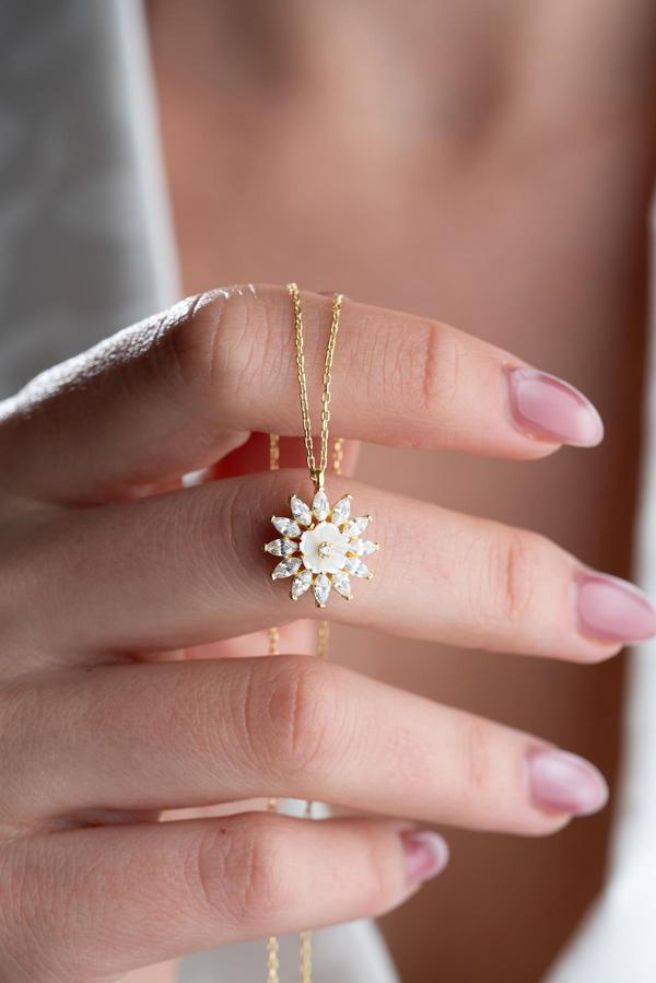 925 Ayar Gümüş Gold Kaplama Mekik Taşlı Manolya Çiçeği Kolye - Image 1