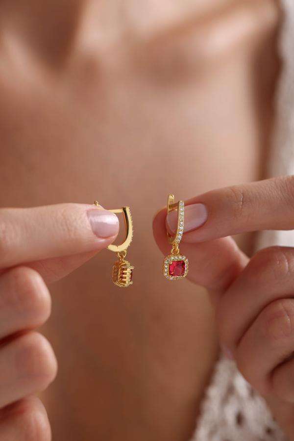 925 Ayar Gümüş Gold Kaplama Sallantılı U Model Fuşya Renk Kare Model Küpe - Image 1