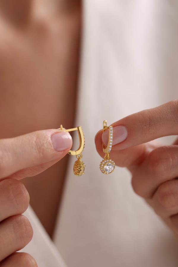 925 Ayar Gümüş Gold Kaplama Sallantılı U Model Yuvarlak Beyaz Taşlı Küpe - Image 1